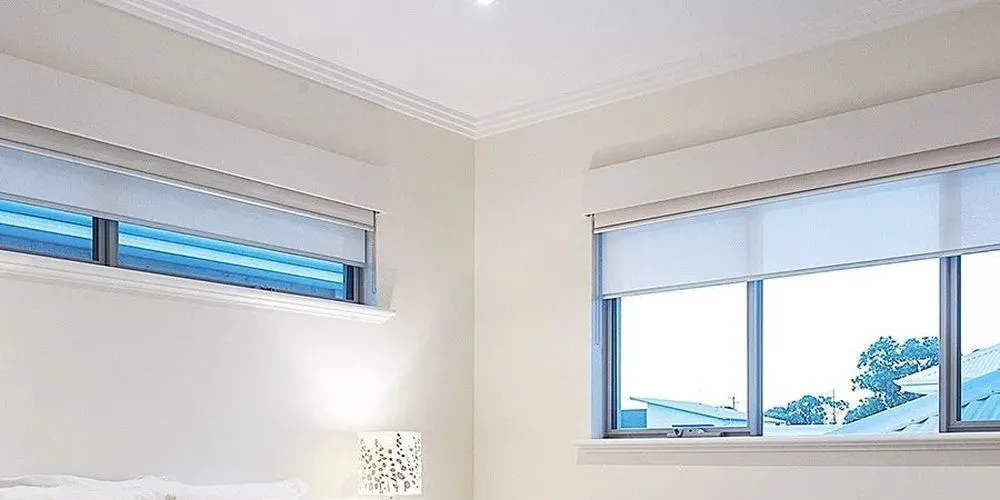 Фото рулонные шторы день и ночь с электроприводом  на створку окна