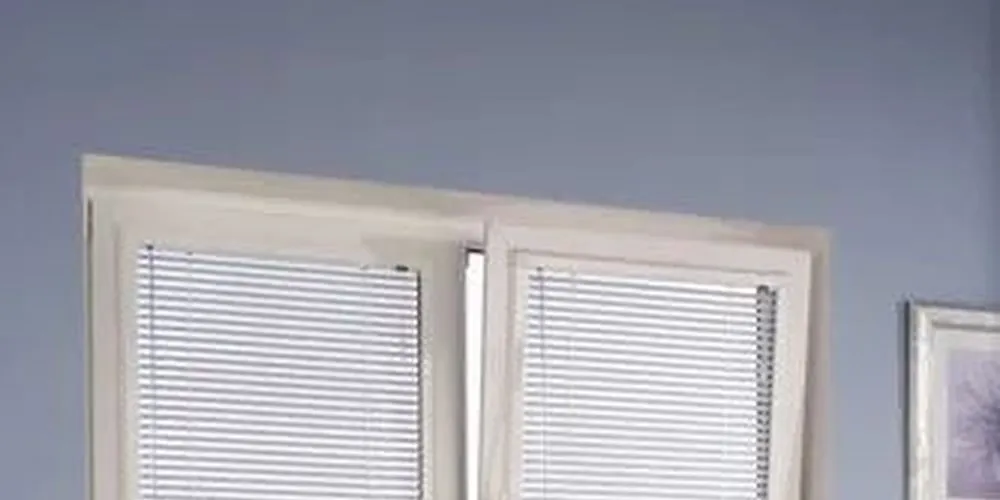 Фото горизонтальные жалюзи с электроприводом  на открывающиеся окна