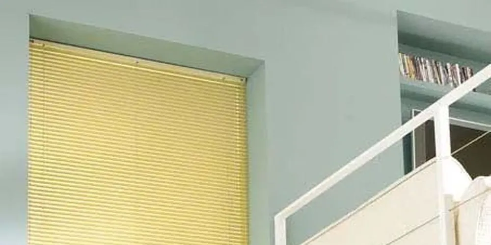 Фото горизонтальные жалюзи с электроприводом  на потолок