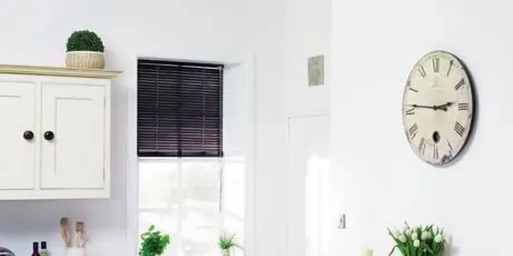 Фото горизонтальные жалюзи с электроприводом  в гостиную