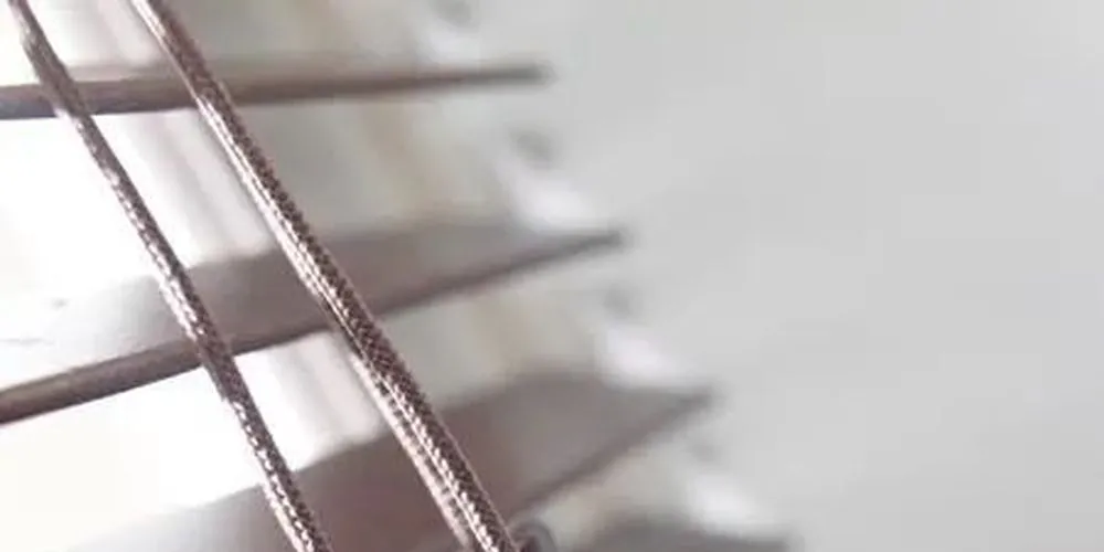 Фото горизонтальные жалюзи с электроприводом  на пластиковый балкон