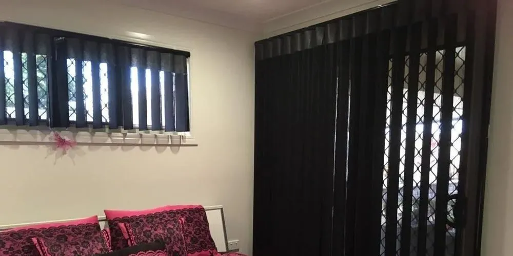 Фото моторизованные вертикальные жалюзи  в интерьере спальни