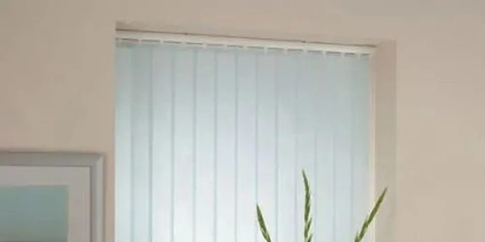 Фото моторизованные вертикальные жалюзи  на алюминиевые окна