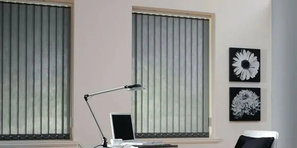 Фото моторизованные вертикальные жалюзи  на открывающиеся окна