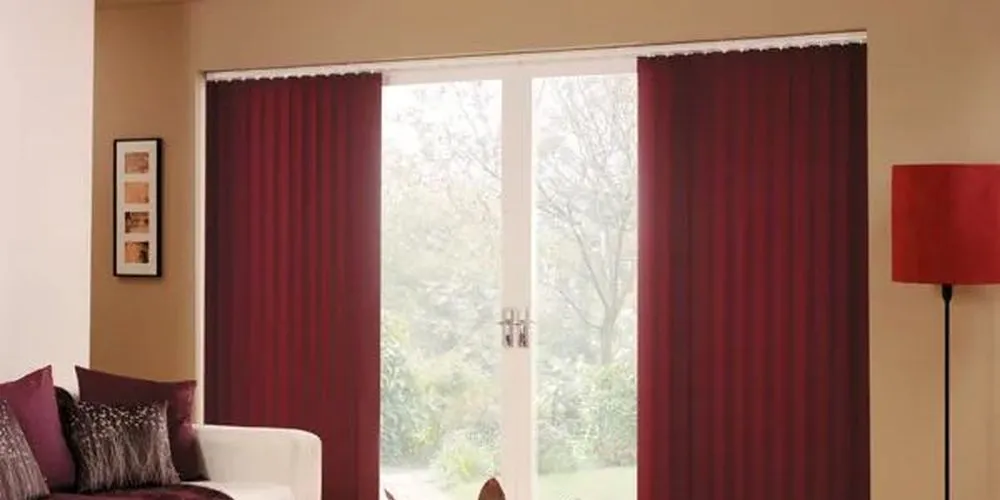 Фото моторизованные вертикальные жалюзи  в интерьере гостиной