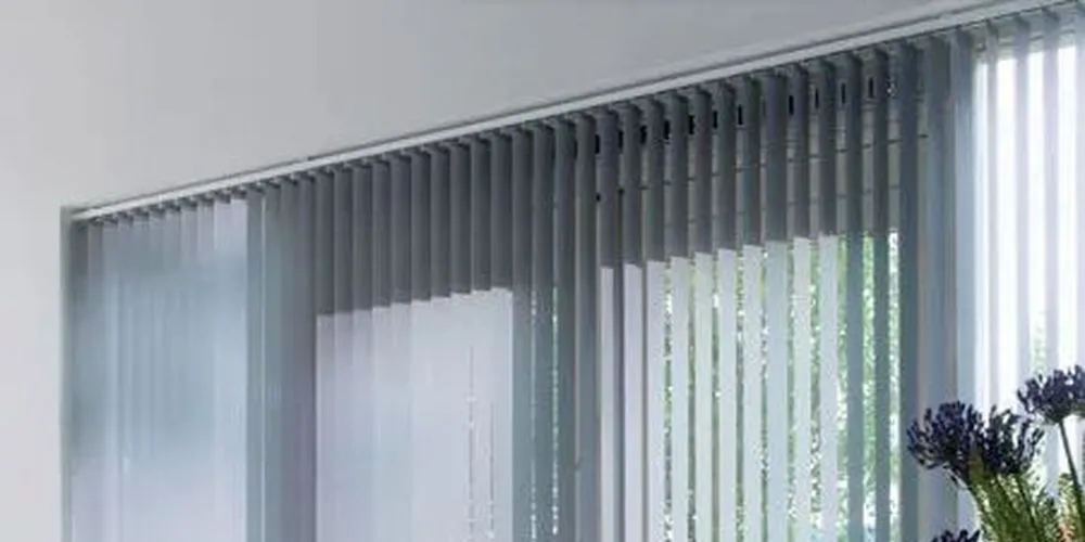 Фото моторизованные вертикальные жалюзи  на панорамные окна