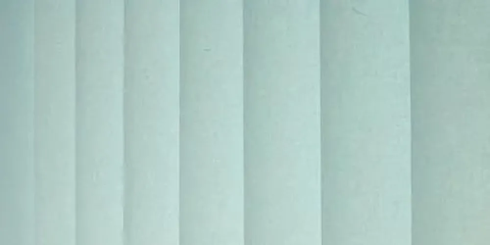 Фото моторизованные вертикальные жалюзи  на пластиковые окна