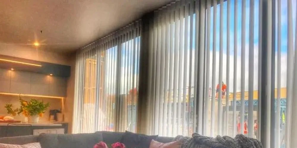 Фото моторизованные вертикальные жалюзи  в гостиную