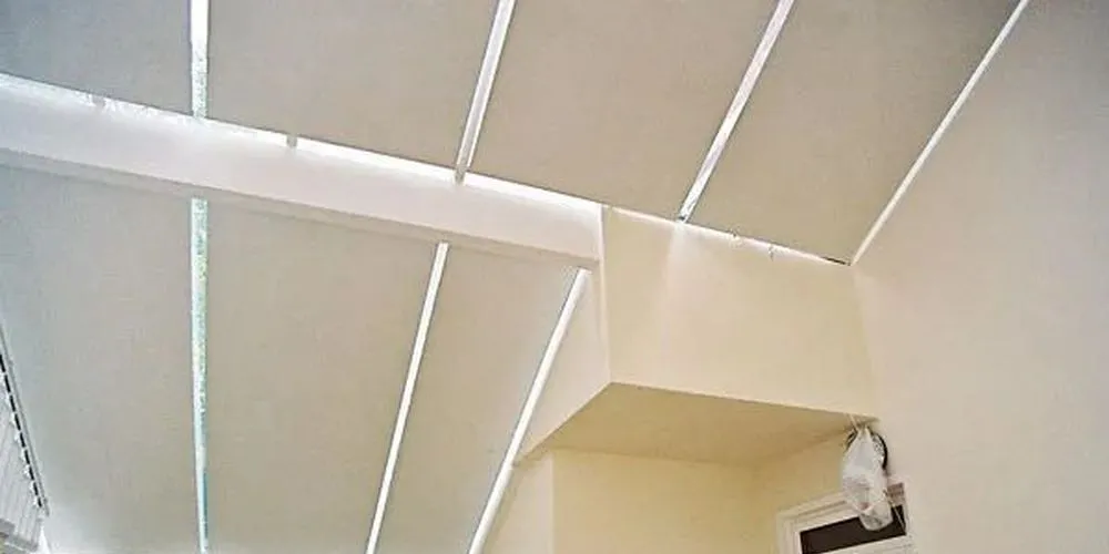 Фото шторы плиссе с электроприводом  на алюминиевые окна