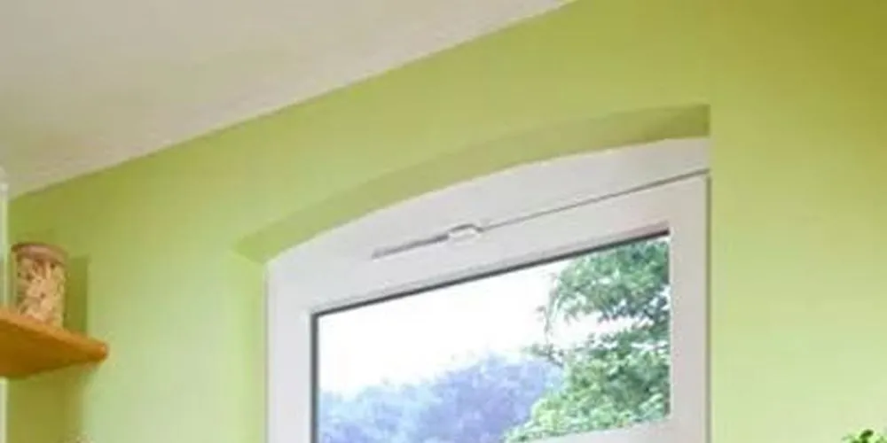 Фото шторы плиссе с электроприводом  на глухое окно