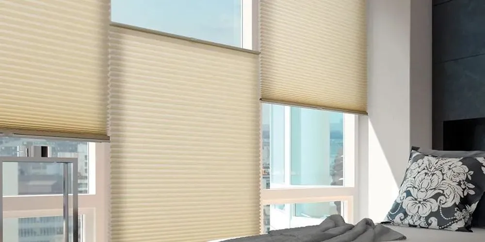 Фото шторы плиссе с электроприводом  в интерьере спальни
