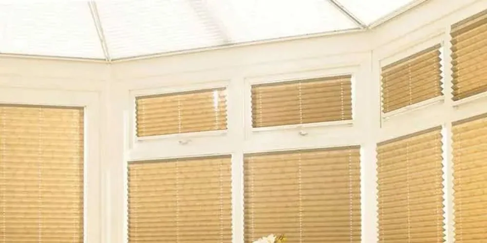 Фото шторы плиссе с электроприводом  на панорамные окна