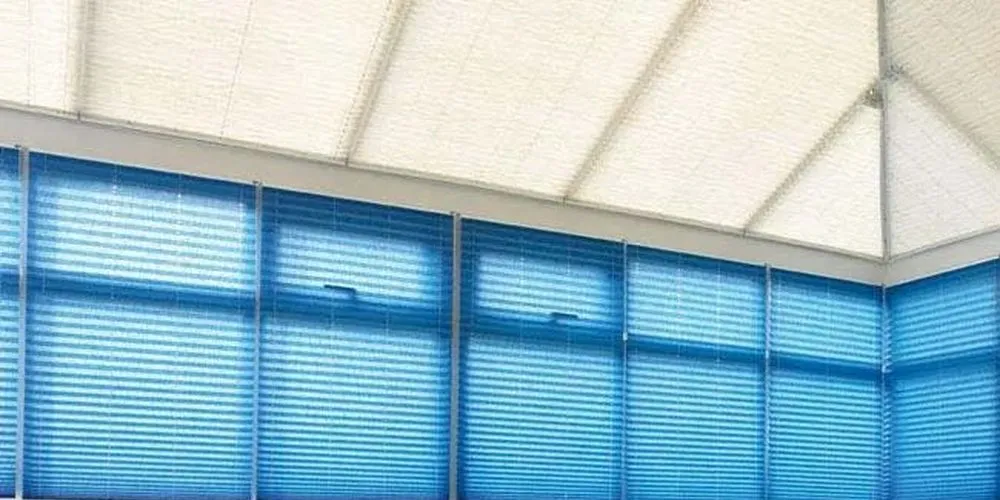 Фото шторы плиссе с электроприводом  на веранду