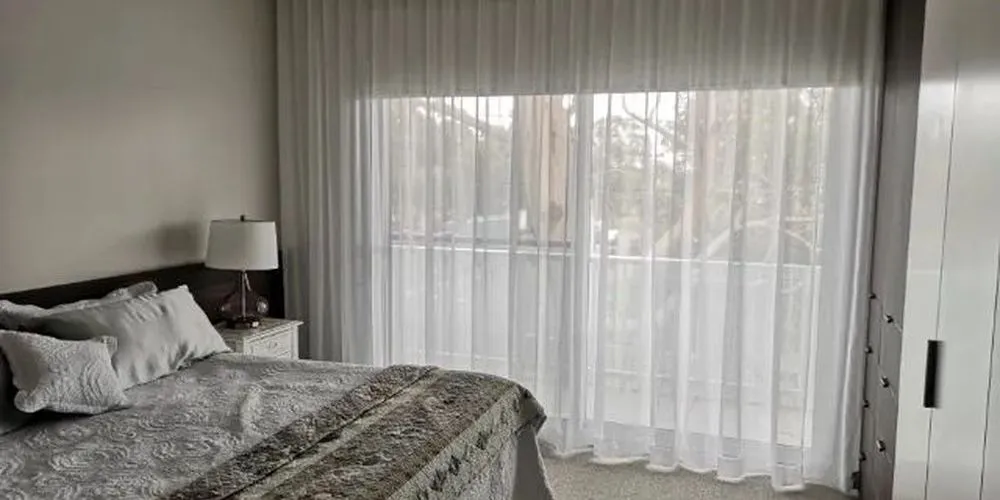 Фото электрокарнизы для штор  в интерьере спальни