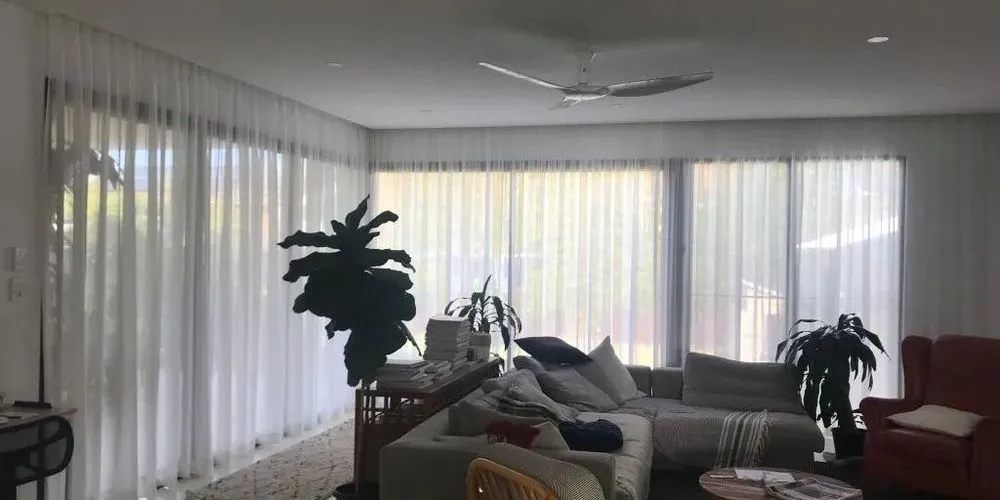 Фото электрокарнизы для штор  в гостиную