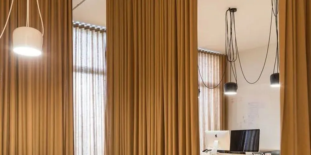 Фото электрокарнизы для штор  в интерьере кухни