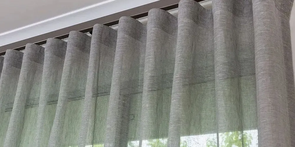 Фото электрокарнизы для штор  на пластиковый балкон