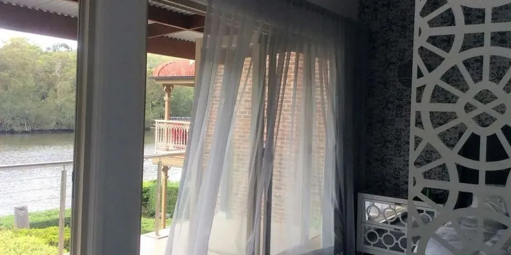 Фото электрокарнизы для штор  на балкон