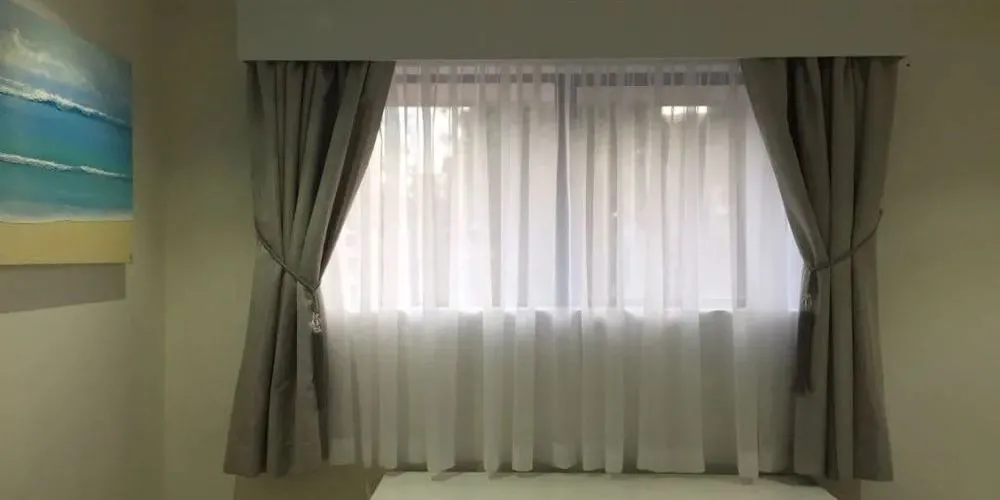 Фото электрокарнизы для штор  в интерьере гостиной