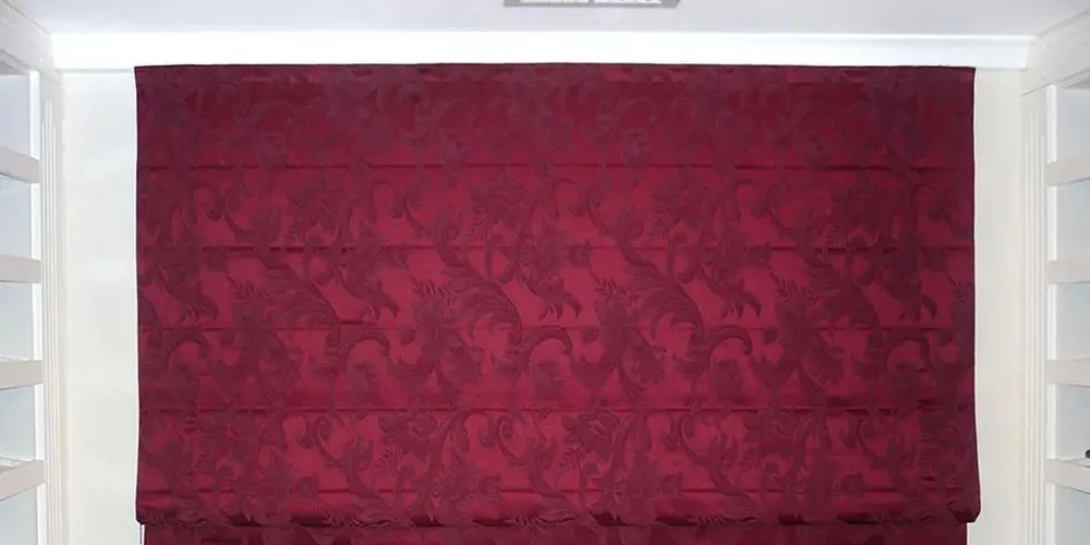 Фото моторизованные римские шторы  в интерьере спальни