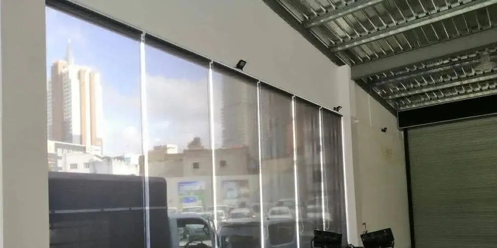 Фото моторизованные рулонные шторы  на балконную дверь