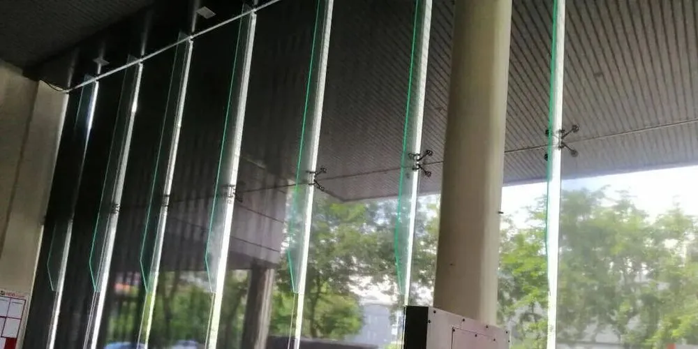 Фото моторизованные рулонные шторы  в интерьере гостиной