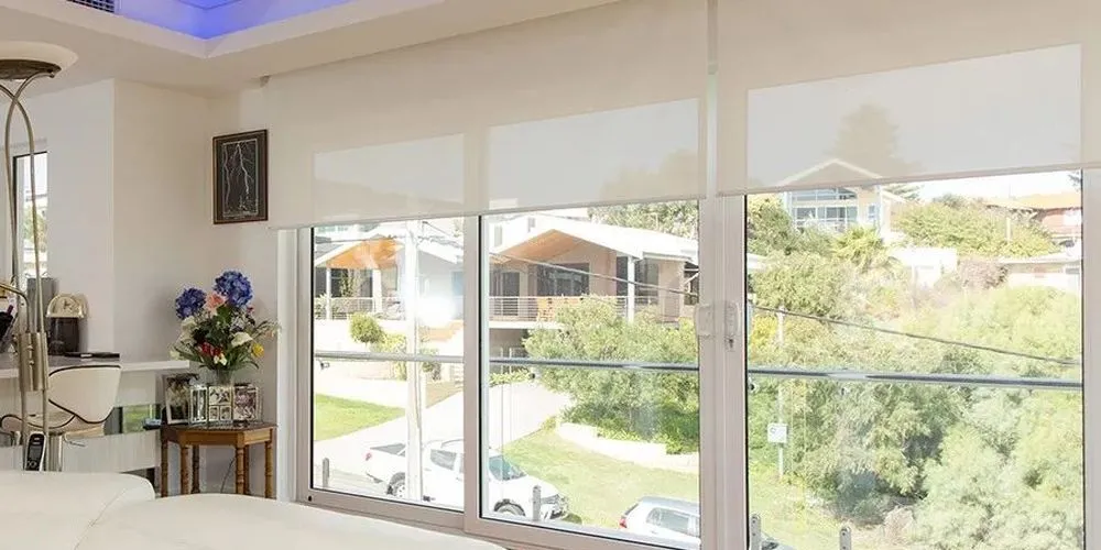 Фото моторизованные рулонные шторы  на панорамные окна