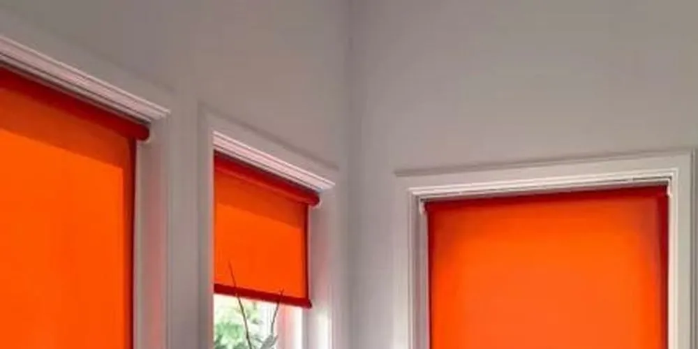 Фото моторизованные рулонные шторы  на глухое окно