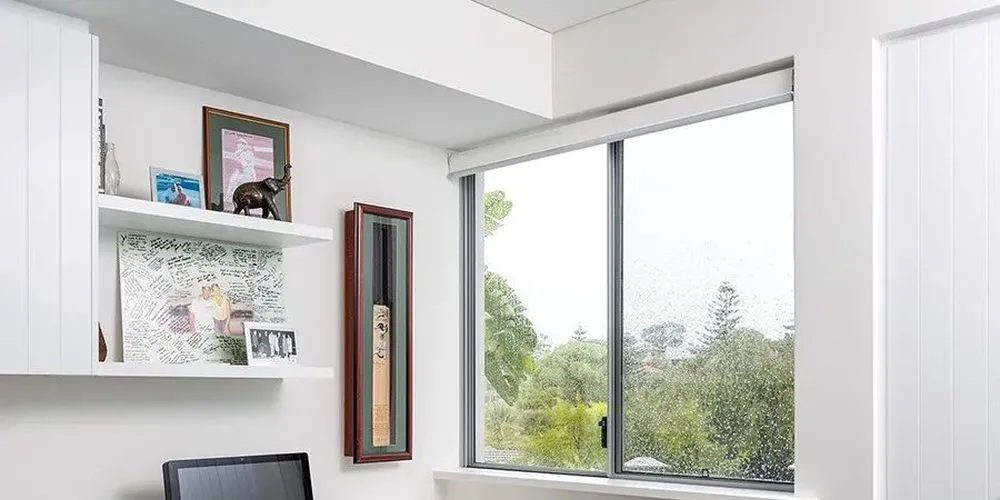 Фото моторизованные рулонные шторы  на глухое окно